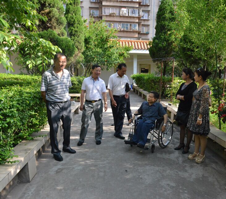 图为省残联领导到沐鸣2娱乐调研（二）