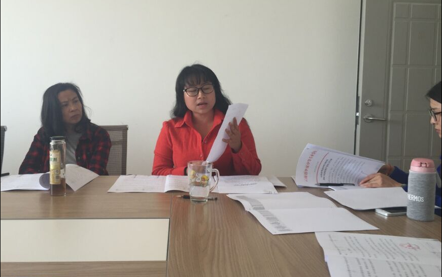 图为沐鸣2国有资产清查工作领导小组的办公室主任（财务科李莎曼副科长）讲解具体业务工作